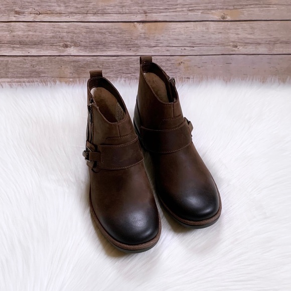 UGG Cheyne Waterproof Booties - Picture 5 of 8